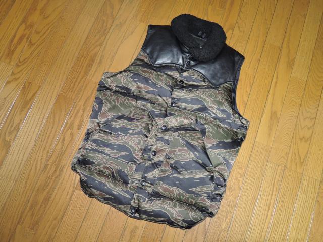 美中古 HYSTERIC GLAMOUR ヒステリックグラマー × ロッキーマウンテン 迷彩柄 ダウン ベスト S36 カモ < ブランド  美中古 HYSTERIC GLAMOUR ヒステリックグラマー × ロッキーマウンテン 迷彩柄 ダウン ベスト S36 カモ < ブランドの