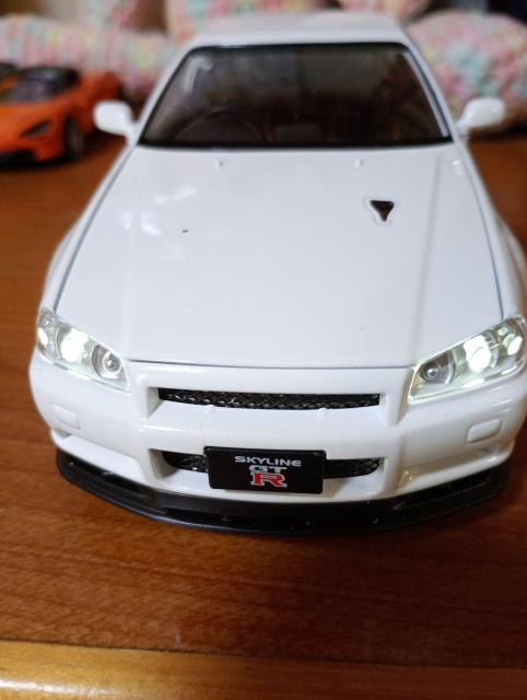 1/24スケール 日産スカイライン2000GT-R R34 ホワイトカラー < ホビー 1/24スケール 日産スカイライン2000GT-R R34 ホワイトカラー < ホビーの