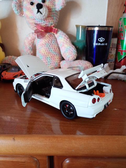 1/24スケール 日産スカイライン2000GT-R R34 ホワイトカラー < ホビー 1/24スケール 日産スカイライン2000GT-R R34 ホワイトカラー < ホビーの