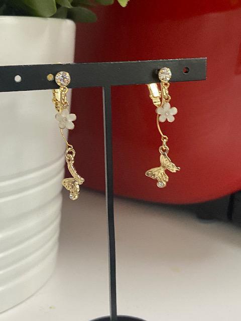 ハンドメイド 花のチャームとバタフライのチャームを使用したイヤリング < 女性ファッション  ハンドメイド 花のチャームとバタフライのチャームを使用したイヤリング  < 女性ファッションの