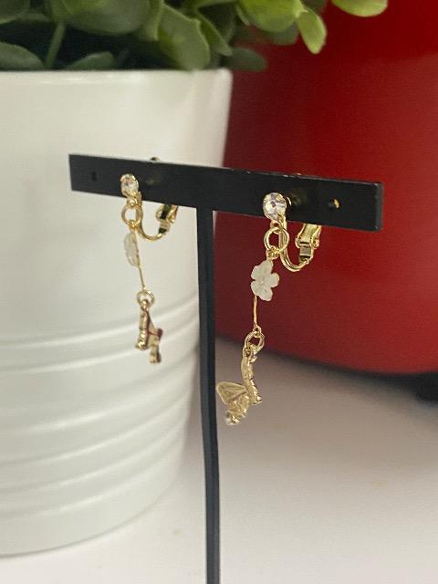 ハンドメイド 花のチャームとバタフライのチャームを使用したイヤリング < 女性ファッション  ハンドメイド 花のチャームとバタフライのチャームを使用したイヤリング < 女性ファッションの