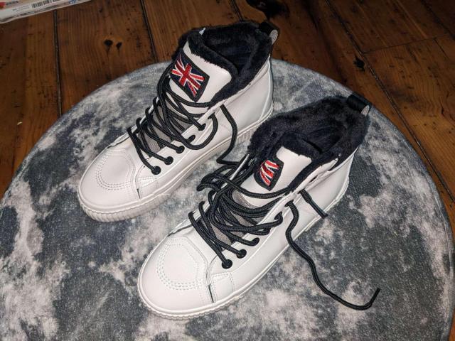 新品 23.5cm スニーカー ミドルカット レディース 靴 シューズ ホワイト < 女性ファッション  新品 23.5cm スニーカー ミドルカット レディース 靴 シューズ ホワイト  < 女性ファッションの