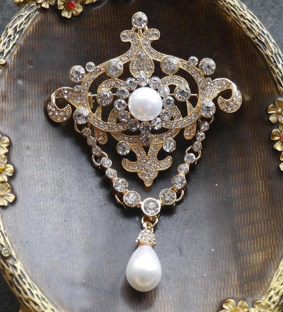 新品アンティーク調ゆらゆらフェイクパールきらきらストーンヴィクトリアンブローチ < 女性アクセサリー/時計  新品アンティーク調ゆらゆらフェイクパールきらきらストーンヴィクトリアンブローチ  < 女性アクセサリー/時計の