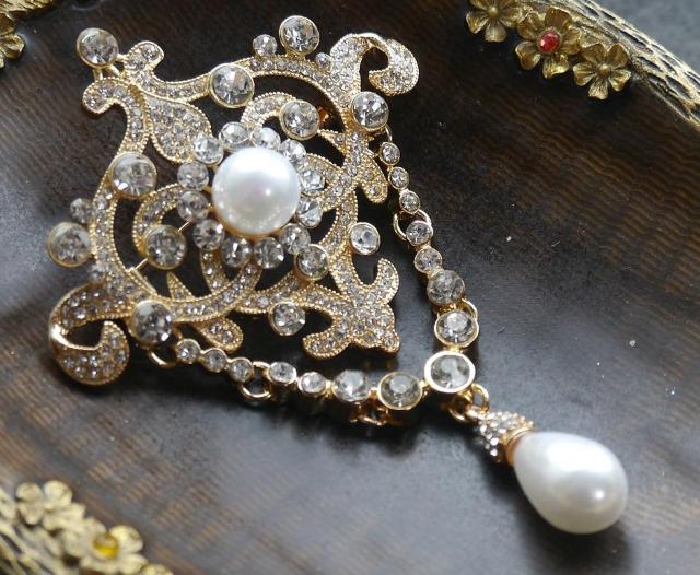 新品アンティーク調ゆらゆらフェイクパールきらきらストーンヴィクトリアンブローチ < 女性アクセサリー/時計  新品アンティーク調ゆらゆらフェイクパールきらきらストーンヴィクトリアンブローチ < 女性アクセサリー/時計の