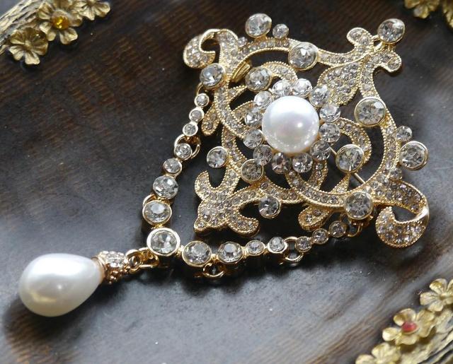 新品アンティーク調ゆらゆらフェイクパールきらきらストーンヴィクトリアンブローチ < 女性アクセサリー/時計  新品アンティーク調ゆらゆらフェイクパールきらきらストーンヴィクトリアンブローチ < 女性アクセサリー/時計の