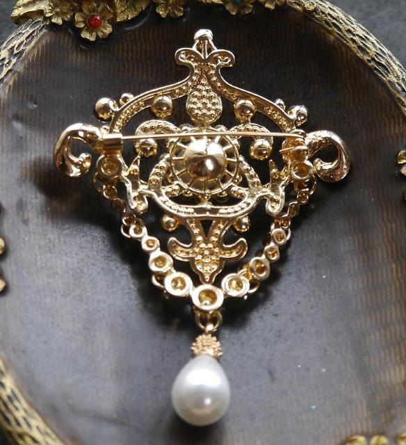 新品アンティーク調ゆらゆらフェイクパールきらきらストーンヴィクトリアンブローチ < 女性アクセサリー/時計  新品アンティーク調ゆらゆらフェイクパールきらきらストーンヴィクトリアンブローチ < 女性アクセサリー/時計の