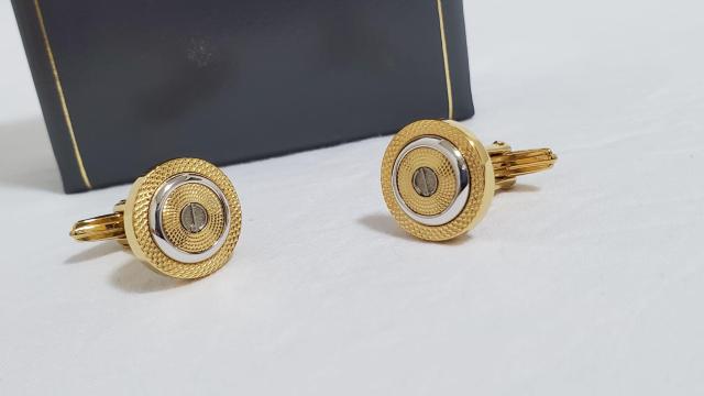 正規未 ダンヒル dロゴ 3連ラウンドリング ジュエリーカフス トリニティサークルカフリンクス メッシュコンビカラーボタン 付属有 < ブランド  正規未 ダンヒル dロゴ 3連ラウンドリング ジュエリーカフス トリニティサークルカフリンクス メッシュコンビカラーボタン 付属有 < ブランドの