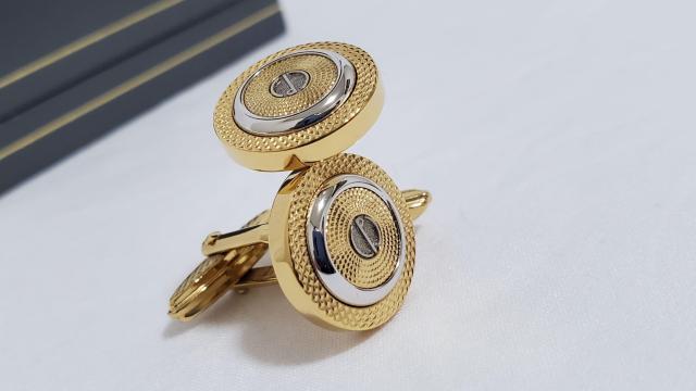 正規未 ダンヒル dロゴ 3連ラウンドリング ジュエリーカフス トリニティサークルカフリンクス メッシュコンビカラーボタン 付属有 < ブランド  正規未 ダンヒル dロゴ 3連ラウンドリング ジュエリーカフス トリニティサークルカフリンクス メッシュコンビカラーボタン 付属有 < ブランドの