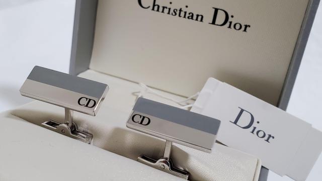 正規良 レア ディオールオム CDロゴ文字 バイカラーレクタンギュラー カフス 灰×銀 ブランドアイコンカフリンクスボタン 付属有 < ブランド  正規良 レア ディオールオム CDロゴ文字 バイカラーレクタンギュラー カフス 灰×銀 ブランドアイコンカフリンクスボタン 付属有 < ブランドの