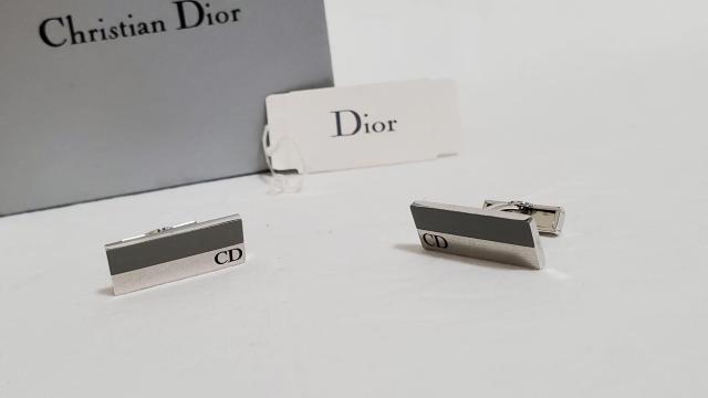 正規良 レア ディオールオム CDロゴ文字 バイカラーレクタンギュラー カフス 灰×銀 ブランドアイコンカフリンクスボタン 付属有 < ブランド  正規良 レア ディオールオム CDロゴ文字 バイカラーレクタンギュラー カフス 灰×銀 ブランドアイコンカフリンクスボタン 付属有 < ブランドの