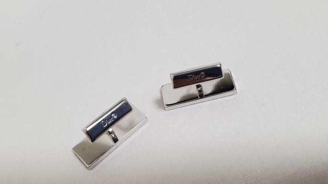 正規良 レア ディオールオム CDロゴ文字 バイカラーレクタンギュラー カフス 灰×銀 ブランドアイコンカフリンクスボタン 付属有 < ブランド  正規良 レア ディオールオム CDロゴ文字 バイカラーレクタンギュラー カフス 灰×銀 ブランドアイコンカフリンクスボタン 付属有 < ブランドの