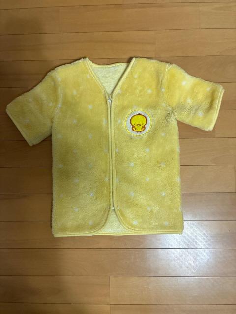 黄色フリース ベビー スリーパー 短袖 水玉模様 キイロイトリ風 寝冷え対策 < キッズ/ベビー 黄色フリース ベビー スリーパー 短袖 水玉模様 キイロイトリ風 寝冷え対策 < キッズ/ベビーの