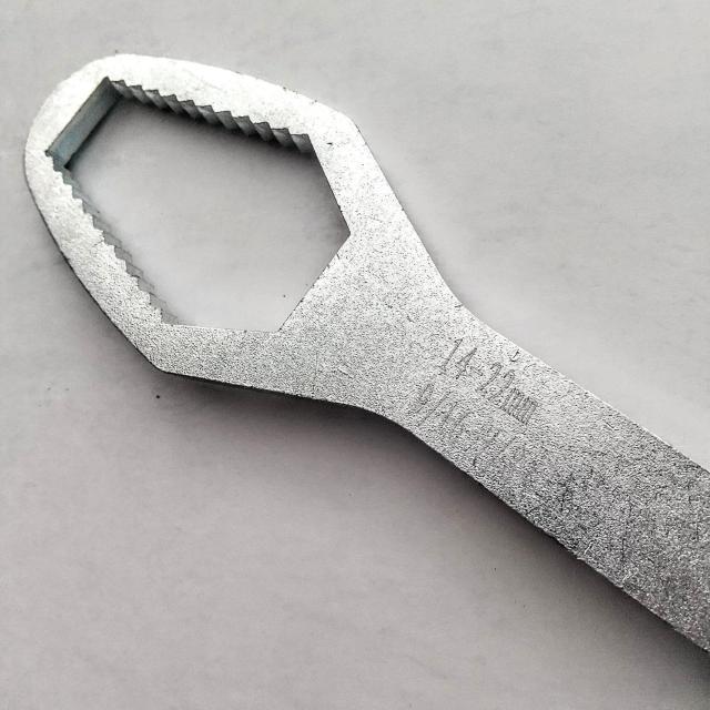 自在レンチ 8ミリ〜22ミリ フリーレンチ L220 全長22センチ 銀色 < 自動車/バイク 自在レンチ 8ミリ〜22ミリ フリーレンチ L220 全長22センチ 銀色 < 自動車/バイク