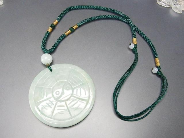 天然石ひすい八卦手彫り古玉スタイル大き目ペンダントトップ紐ネックレス < 男性アクセサリー/時計  天然石ひすい八卦手彫り古玉スタイル大き目ペンダントトップ紐ネックレス < 男性アクセサリー/時計の