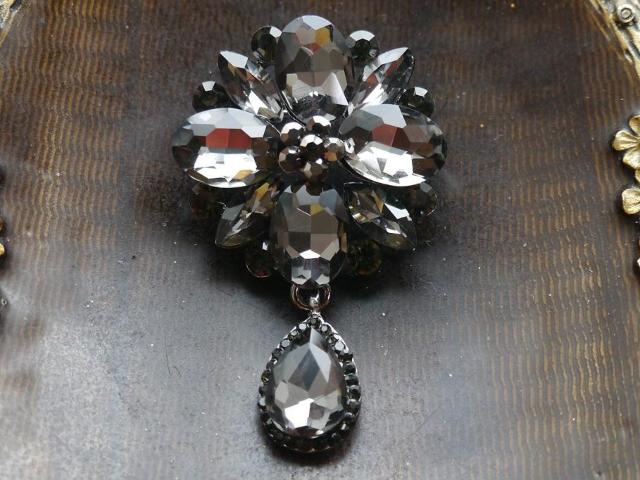 新品アンティーク調ゆらゆらドロップ黒系ストーンゴシックブローチ < 女性アクセサリー/時計 新品アンティーク調ゆらゆらドロップ黒系ストーンゴシックブローチ < 女性アクセサリー/時計の