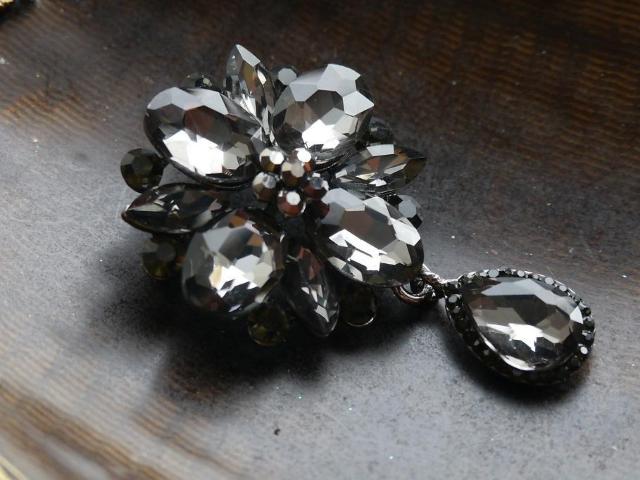 新品アンティーク調ゆらゆらドロップ黒系ストーンゴシックブローチ < 女性アクセサリー/時計 新品アンティーク調ゆらゆらドロップ黒系ストーンゴシックブローチ < 女性アクセサリー/時計の