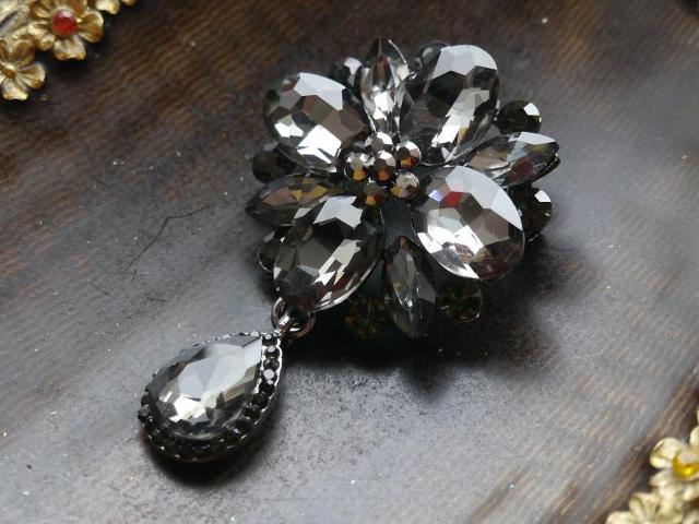 新品アンティーク調ゆらゆらドロップ黒系ストーンゴシックブローチ < 女性アクセサリー/時計 新品アンティーク調ゆらゆらドロップ黒系ストーンゴシックブローチ < 女性アクセサリー/時計の