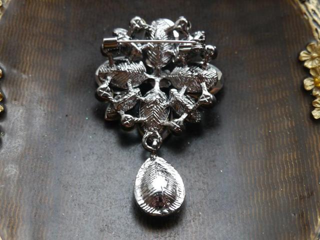 新品アンティーク調ゆらゆらドロップ黒系ストーンゴシックブローチ < 女性アクセサリー/時計 新品アンティーク調ゆらゆらドロップ黒系ストーンゴシックブローチ < 女性アクセサリー/時計の