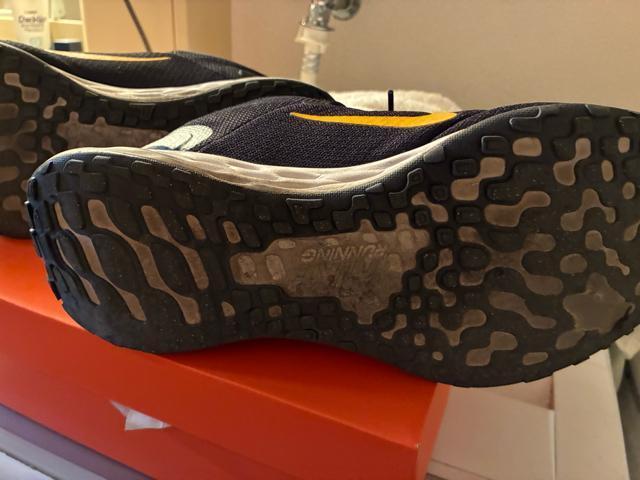 Nike ブラック 27.5cm ランニングスニーカーチョコザップにオススメ!レボリューション6 黄色のスオッシュはなかなか珍しい < ブランド Nike ブラック 27.5cm ランニングスニーカーチョコザップにオススメ!レボリューション6 黄色のスオッシュはなかなか珍しい < ブランドの