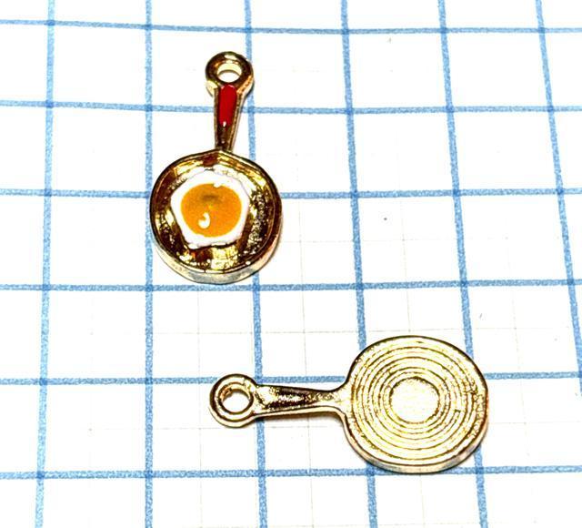 5056 金色のフライパン 目玉焼き付き 4個 金属パーツ アクセサリーチャーム ハンドメイド材料 < ペット/手芸/園芸 5056 金色のフライパン 目玉焼き付き 4個 金属パーツ アクセサリーチャーム ハンドメイド材料 < ペット/手芸/園芸の