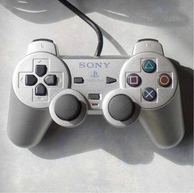 プレイステーション2用コントローラー DUALSHOCK2 サテンシルバー < ゲーム本体/ソフト プレイステーション2用コントローラー DUALSHOCK2 サテンシルバー < ゲーム本体/ソフトの