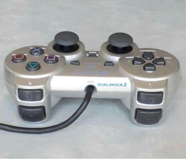 プレイステーション2用コントローラー DUALSHOCK2 サテンシルバー < ゲーム本体/ソフト プレイステーション2用コントローラー DUALSHOCK2 サテンシルバー < ゲーム本体/ソフトの