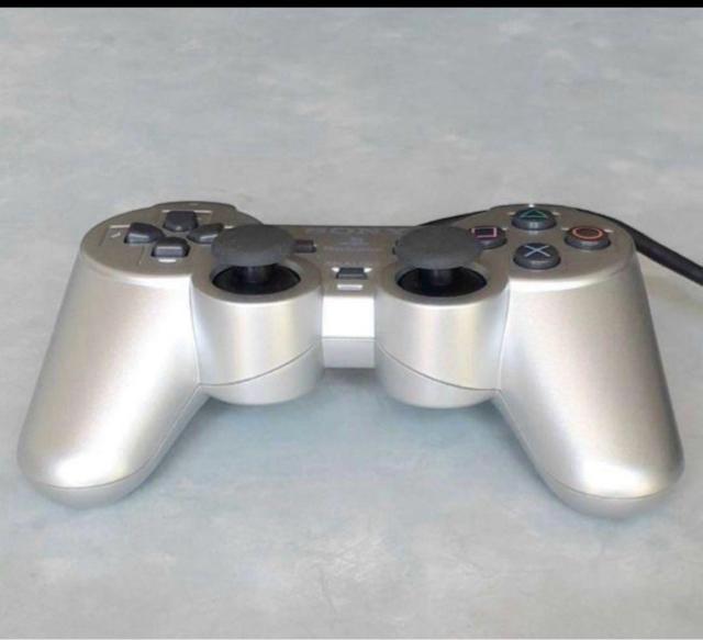 プレイステーション2用コントローラー DUALSHOCK2 サテンシルバー < ゲーム本体/ソフト プレイステーション2用コントローラー DUALSHOCK2 サテンシルバー < ゲーム本体/ソフトの