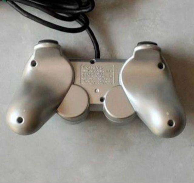 プレイステーション2用コントローラー DUALSHOCK2 サテンシルバー < ゲーム本体/ソフト プレイステーション2用コントローラー DUALSHOCK2 サテンシルバー < ゲーム本体/ソフトの