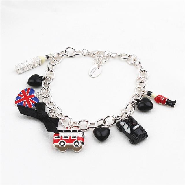 新品 claire's アンティーク調 英国チャームブレスレット < 女性アクセサリー/時計  新品 claire's アンティーク調 英国チャームブレスレット < 女性アクセサリー/時計の