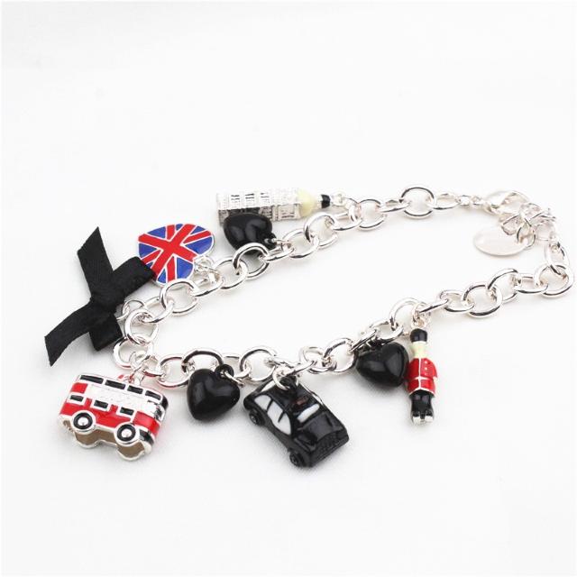 新品 claire's アンティーク調 英国チャームブレスレット < 女性アクセサリー/時計  新品 claire's アンティーク調 英国チャームブレスレット < 女性アクセサリー/時計の