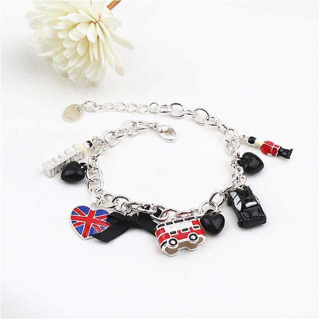 新品 claire's アンティーク調 英国チャームブレスレット < 女性アクセサリー/時計  新品 claire's アンティーク調 英国チャームブレスレット < 女性アクセサリー/時計の