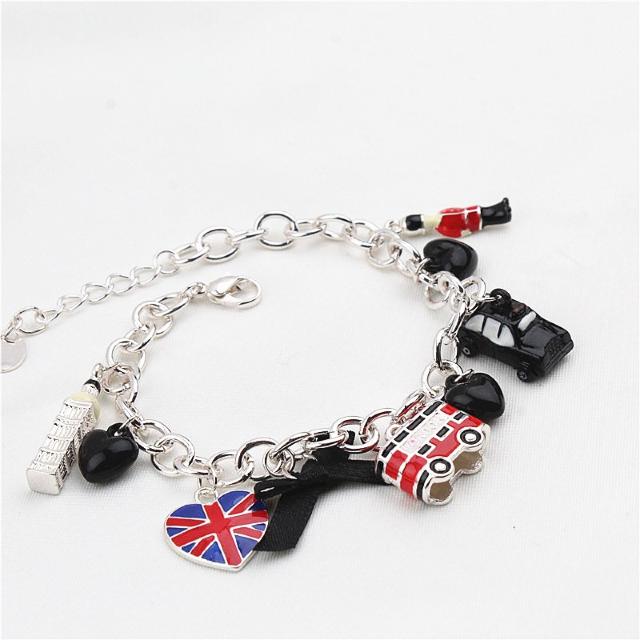 新品 claire's アンティーク調 英国チャームブレスレット < 女性アクセサリー/時計  新品 claire's アンティーク調 英国チャームブレスレット < 女性アクセサリー/時計の