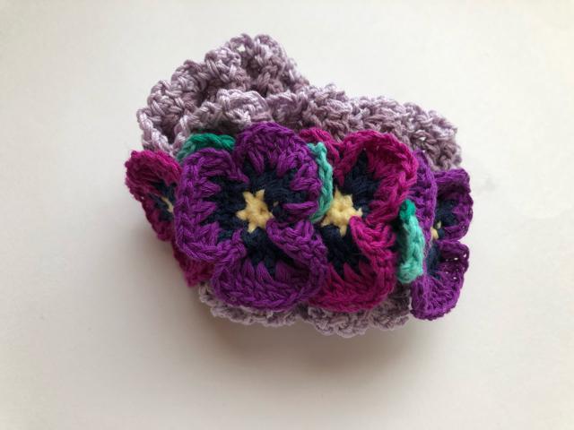 ハンドメイド ボリューム シュシュ パンジーいっぱい♪ 紫 < 女性ファッション  ハンドメイド ボリューム シュシュ パンジーいっぱい♪ 紫 < 女性ファッションの