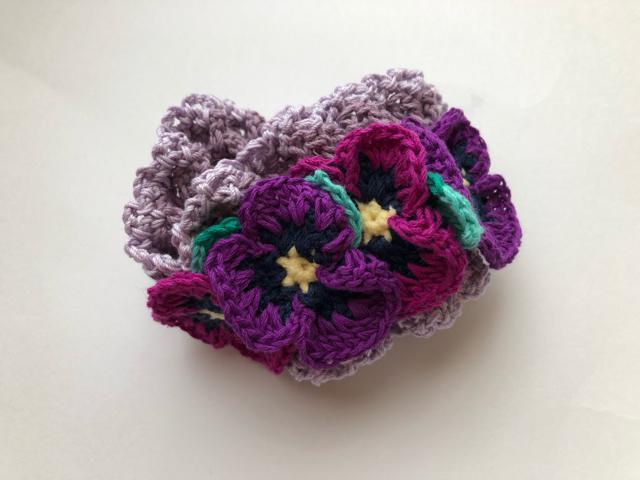 ハンドメイド ボリューム シュシュ パンジーいっぱい♪ 紫 < 女性ファッション  ハンドメイド ボリューム シュシュ パンジーいっぱい♪ 紫 < 女性ファッションの