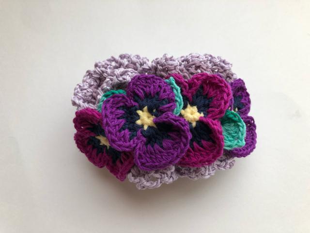 ハンドメイド ボリューム シュシュ パンジーいっぱい♪ 紫 < 女性ファッション  ハンドメイド ボリューム シュシュ パンジーいっぱい♪ 紫 < 女性ファッションの