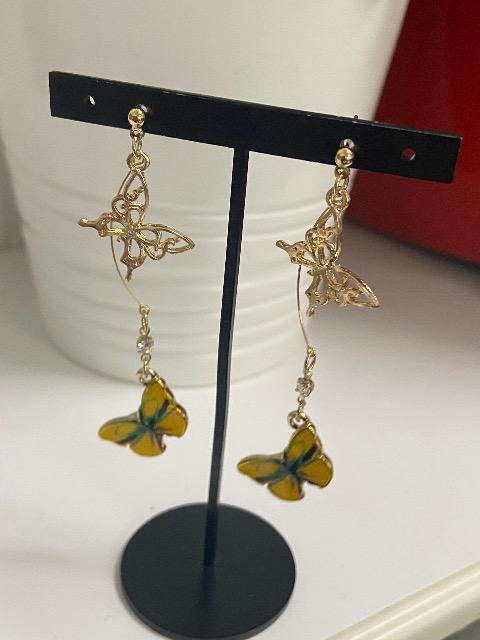ハンドメイド バタフライのチャームを使用したピアス イエロー < 女性ファッション  ハンドメイド バタフライのチャームを使用したピアス イエロー < 女性ファッションの