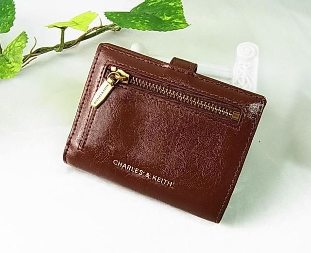 【正規美品】CHARLES & KEITHチャールズ&キース コンパクト 二つ折り財布 ブラウン < ブランド 【正規美品】CHARLES & KEITHチャールズ&キース コンパクト 二つ折り財布 ブラウン < ブランドの