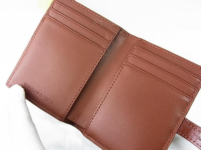 【正規美品】CHARLES & KEITHチャールズ&キース コンパクト 二つ折り財布 ブラウン < ブランド 【正規美品】CHARLES & KEITHチャールズ&キース コンパクト 二つ折り財布 ブラウン < ブランドの