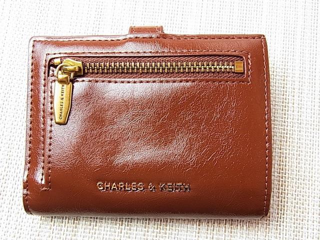 【正規美品】CHARLES & KEITHチャールズ&キース コンパクト 二つ折り財布 ブラウン < ブランド 【正規美品】CHARLES & KEITHチャールズ&キース コンパクト 二つ折り財布 ブラウン < ブランドの