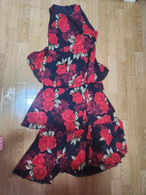 新品 ブラック バラ柄 ノースリーブ ロングワンピース サイズ→M < 女性ファッション  新品 ブラック バラ柄 ノースリーブ ロングワンピース サイズ→M  < 女性ファッションの