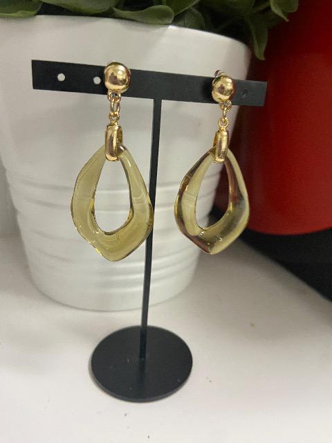 ピアスに変更可能 ハンドメイド アクリルパーツを使用した樹脂のノンホールピアス(イヤリング) オリーブ系 < 女性ファッション  ピアスに変更可能 ハンドメイド アクリルパーツを使用した樹脂のノンホールピアス(イヤリング) オリーブ系  < 女性ファッションの