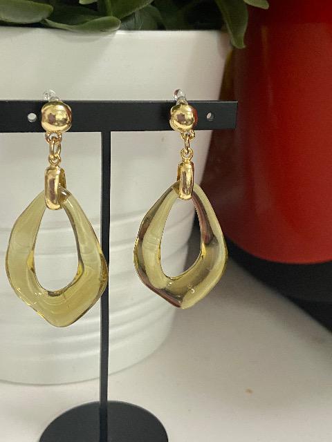 ピアスに変更可能 ハンドメイド アクリルパーツを使用した樹脂のノンホールピアス(イヤリング) オリーブ系 < 女性ファッション  ピアスに変更可能 ハンドメイド アクリルパーツを使用した樹脂のノンホールピアス(イヤリング) オリーブ系 < 女性ファッションの