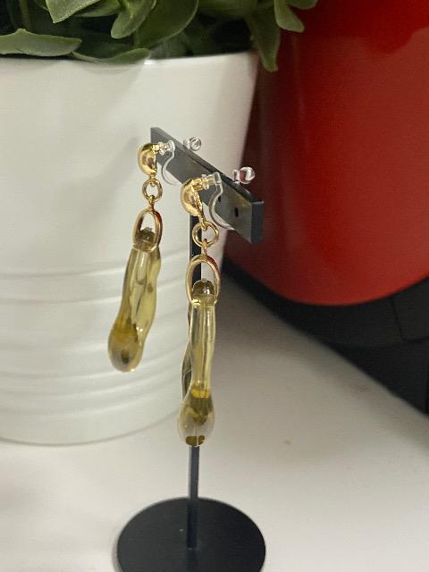 ピアスに変更可能 ハンドメイド アクリルパーツを使用した樹脂のノンホールピアス(イヤリング) オリーブ系 < 女性ファッション  ピアスに変更可能 ハンドメイド アクリルパーツを使用した樹脂のノンホールピアス(イヤリング) オリーブ系 < 女性ファッションの