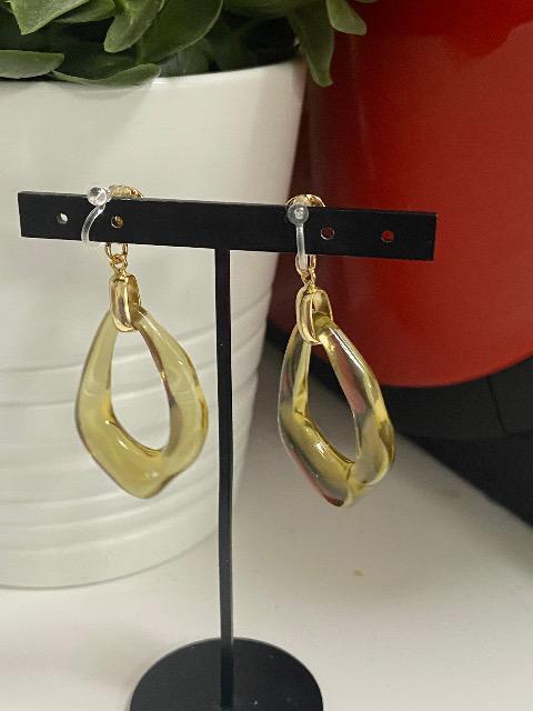 ピアスに変更可能 ハンドメイド アクリルパーツを使用した樹脂のノンホールピアス(イヤリング) オリーブ系 < 女性ファッション  ピアスに変更可能 ハンドメイド アクリルパーツを使用した樹脂のノンホールピアス(イヤリング) オリーブ系 < 女性ファッションの