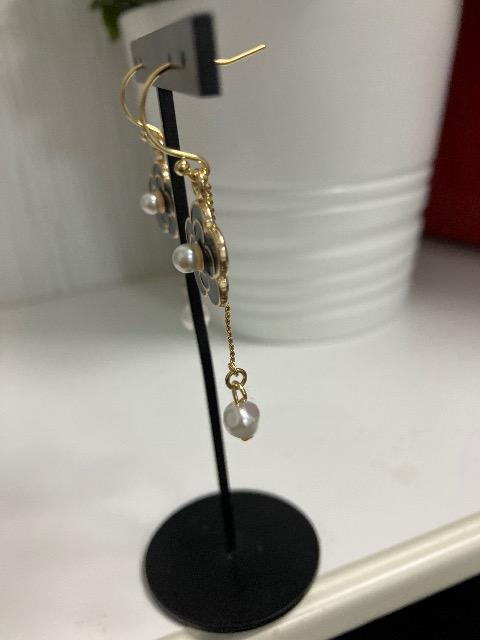 ハンドメイド 黒のカメリアのチャームを使用したフックピアス < 女性ファッション  ハンドメイド 黒のカメリアのチャームを使用したフックピアス < 女性ファッションの