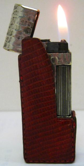 美品 スイス製 ダンヒルDUNHILLライター シルバー+ブラック 赤革ケース付 < ブランド  美品 スイス製 ダンヒルDUNHILLライター シルバー+ブラック 赤革ケース付  < ブランドの