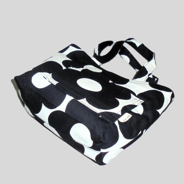 ◆ちょっと持ちお散歩ミニバッグ◆北欧◆黒い花×白地◆外ポケ@ < 女性ファッション ◆ちょっと持ちお散歩ミニバッグ◆北欧◆黒い花×白地◆外ポケ@ < 女性ファッションの