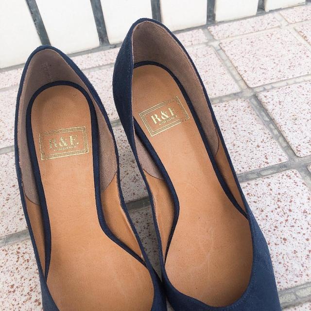 ◆R&E/アール&イー◆定番ポインテッドパンプス★ネイビー22.5cm*8.5cmヒール美品♪ギャル < ブランド ◆R&E/アール&イー◆定番ポインテッドパンプス★ネイビー22.5cm*8.5cmヒール美品♪ギャル < ブランドの