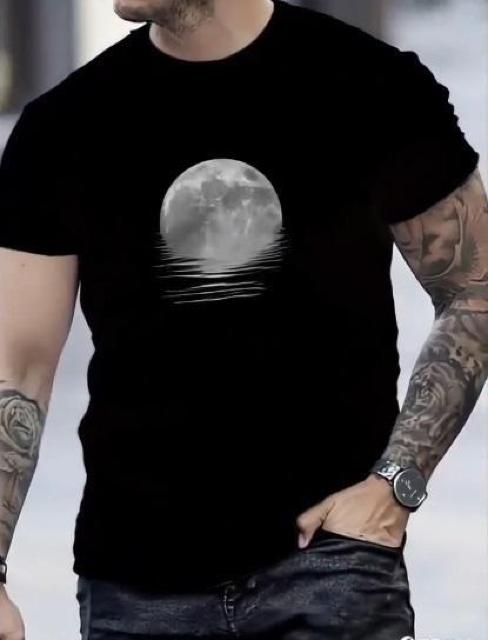 爆ヤス価格890円★メンズ スタイリッシュ ブラックTシャツ、月明かりの波グラフィック付き USAサイズM(日本サイズXL相当) < 男性ファッション 爆ヤス価格890円★メンズ スタイリッシュ ブラックTシャツ、月明かりの波グラフィック付き USAサイズM(日本サイズXL相当) < 男性ファッションの