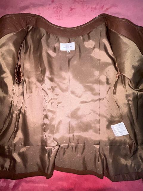 prideglide プライドグライド 本革 ブラウン ノーカラー フリル レザージャケット 美品 < ブランド prideglide プライドグライド 本革 ブラウン ノーカラー フリル レザージャケット 美品 < ブランドの